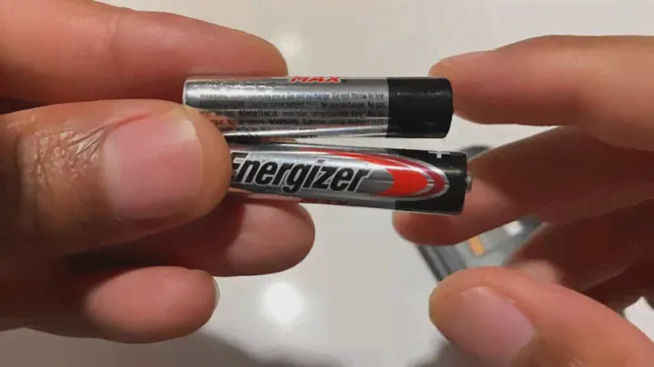 Установка батарейки Energizer Max AAA в ASMR