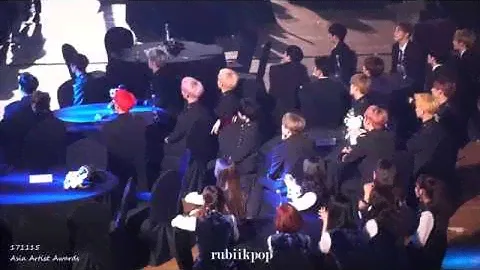 171115 AAA - Seventeen, JBJ, Jung Sewoon, Gugudan react to Monsta X perf (Asia Artist Awards)